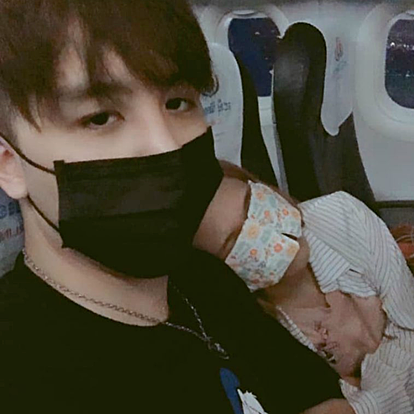 Hành khách thành đôi nhờ cái nắm tay trong chuyến bay sóng gió