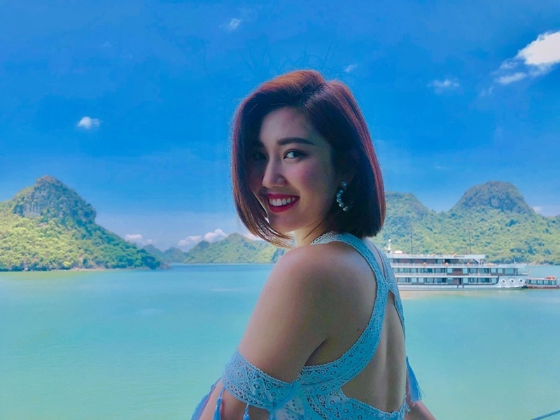 Hoa hậu Thúy Ngân khoe nhan sắc tươi tắn khám phá Hạ Long trên du thuyền
