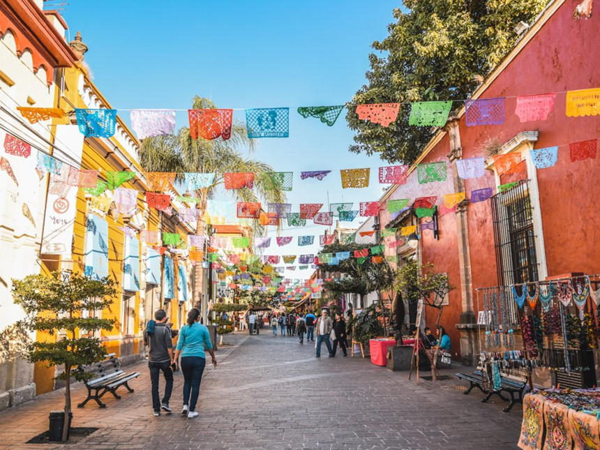 Đi du lịch nước ngoài, đưa tiền tip sao cho đúng?