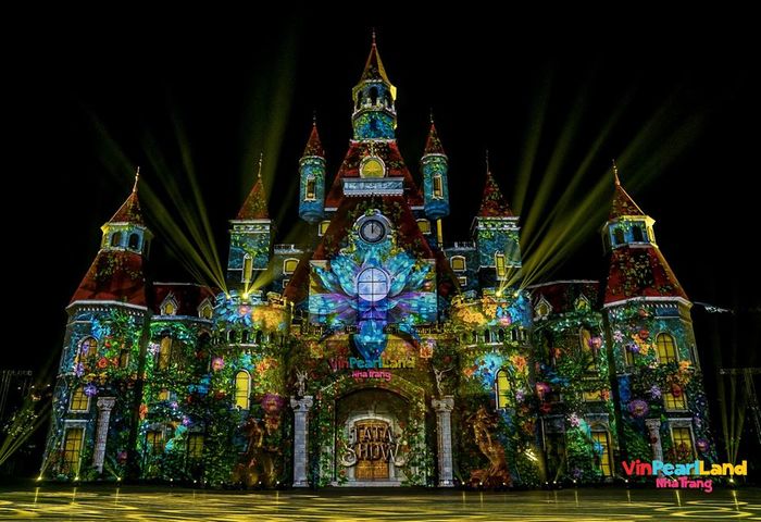 MÃN NHÃN MÀN TRÌNH DIỄN TRONG MƠ ĐẾN TỪ SIÊU PHẨM THỰC CẢNH ĐA PHƯƠNG TIỆN ĐẦU TIÊN TẠI VIỆT NAM